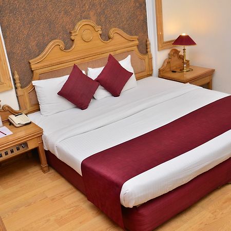 Kc Cross Road Hotel Panchkula Bagian luar foto