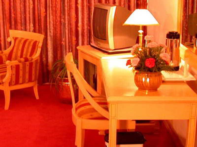 Kc Cross Road Hotel Panchkula Bagian luar foto