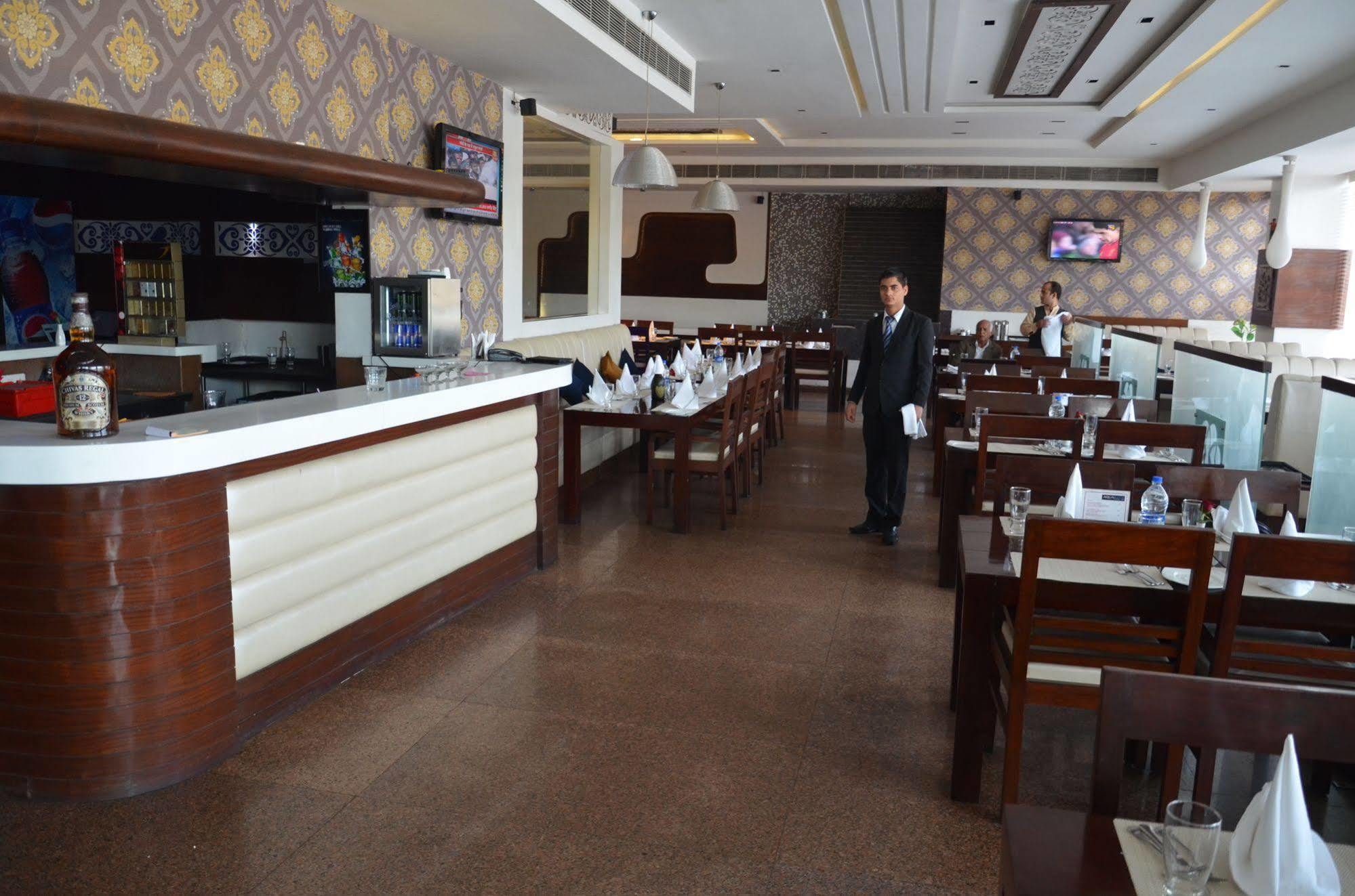 Kc Cross Road Hotel Panchkula Bagian luar foto