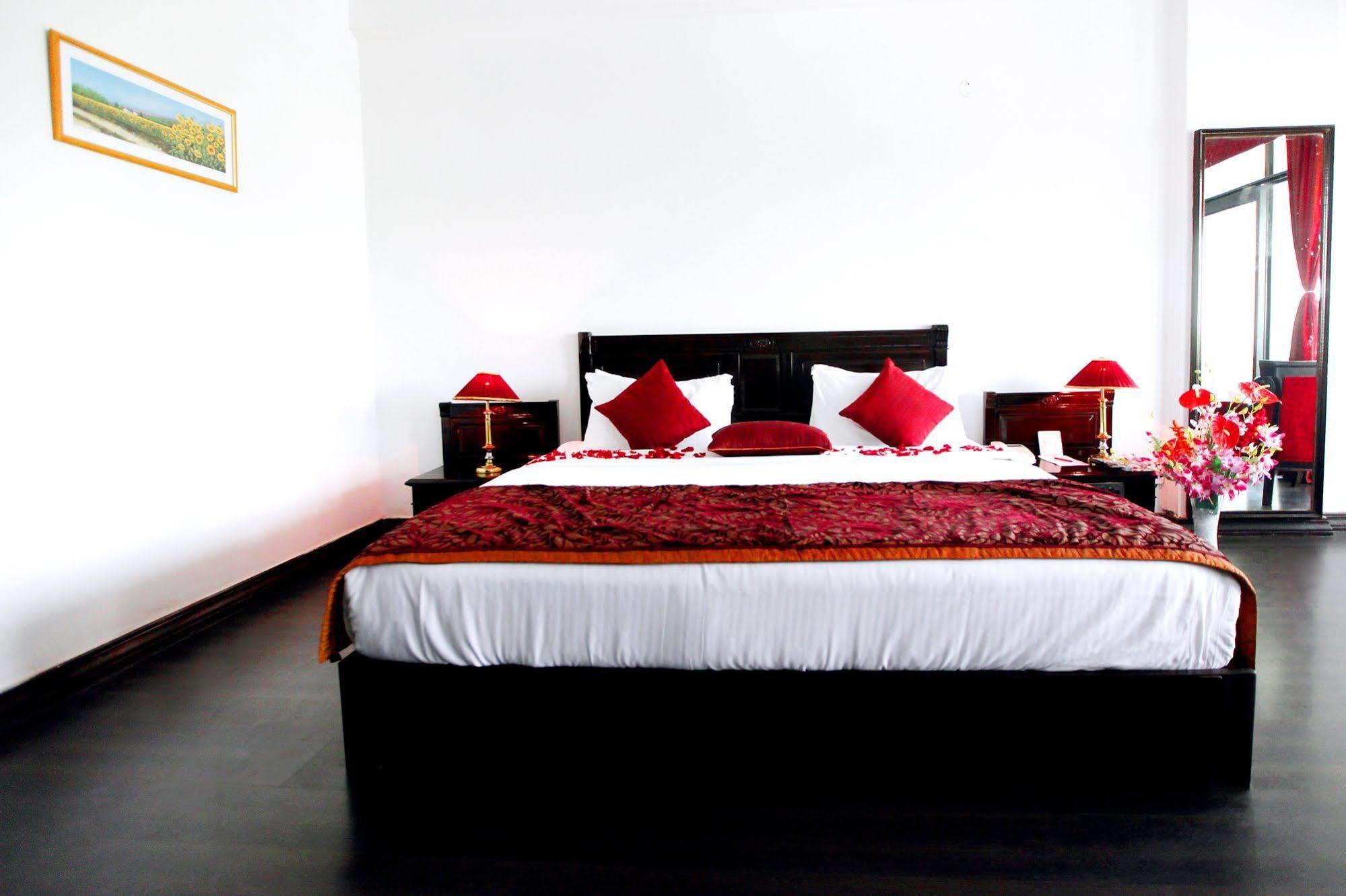 Kc Cross Road Hotel Panchkula Bagian luar foto