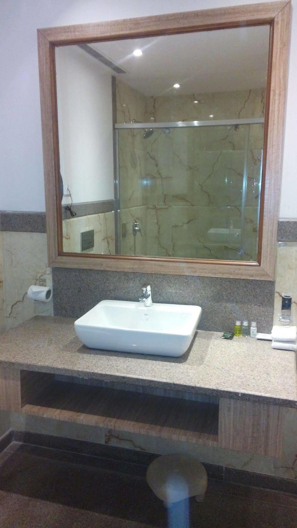 Kc Cross Road Hotel Panchkula Bagian luar foto