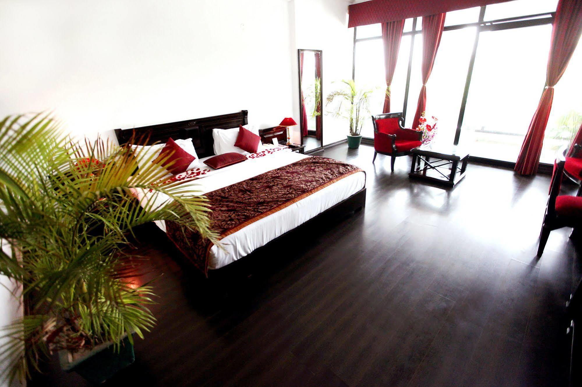 Kc Cross Road Hotel Panchkula Bagian luar foto