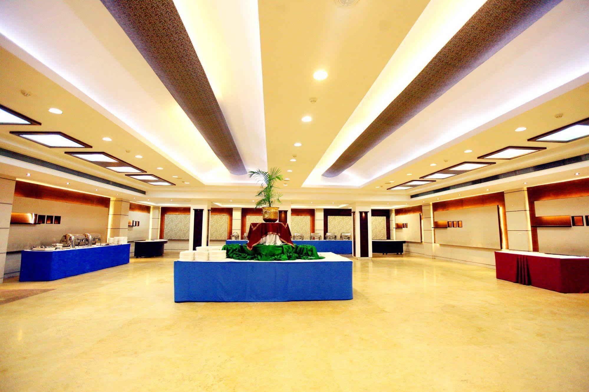 Kc Cross Road Hotel Panchkula Bagian luar foto