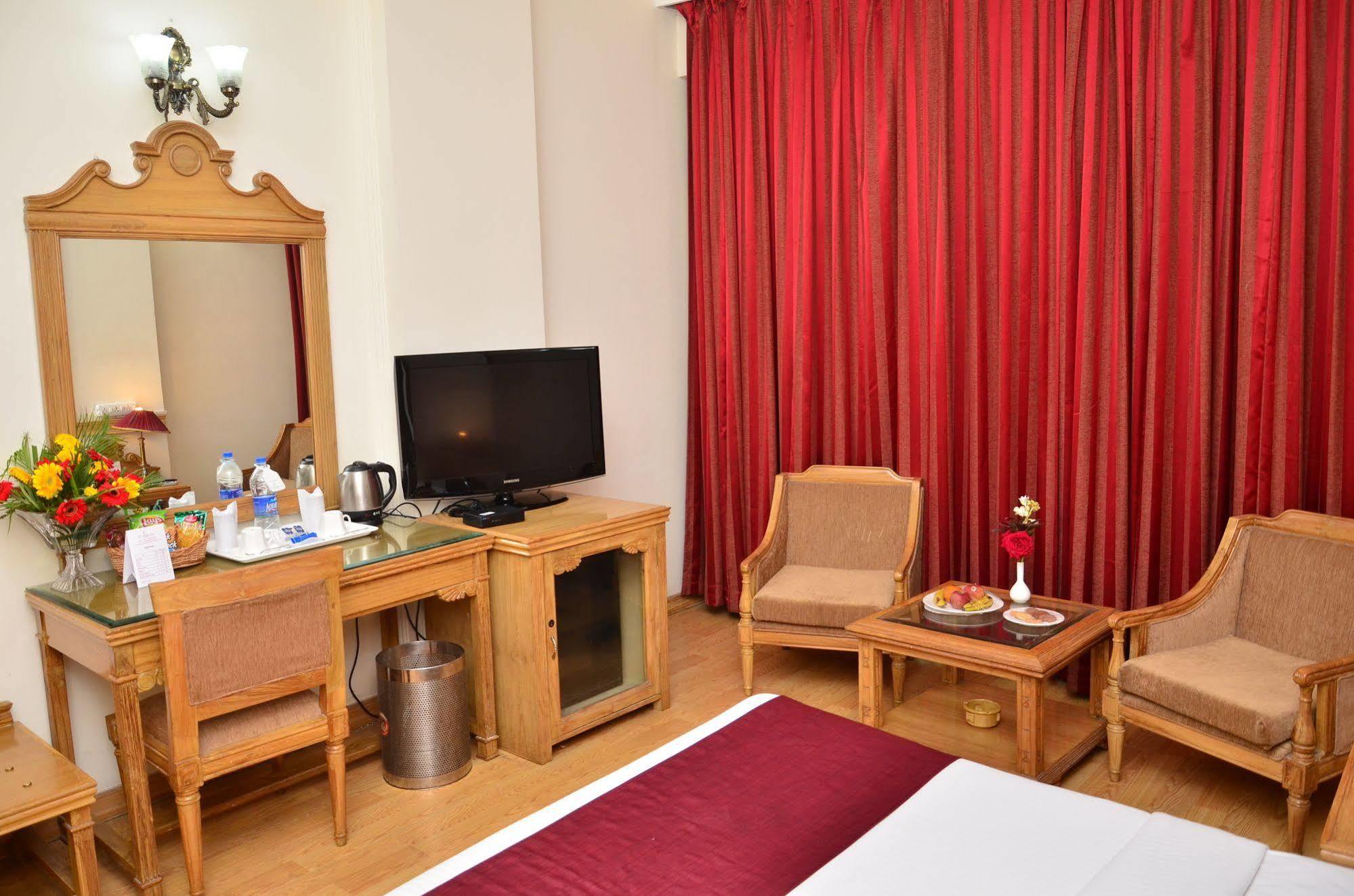 Kc Cross Road Hotel Panchkula Bagian luar foto