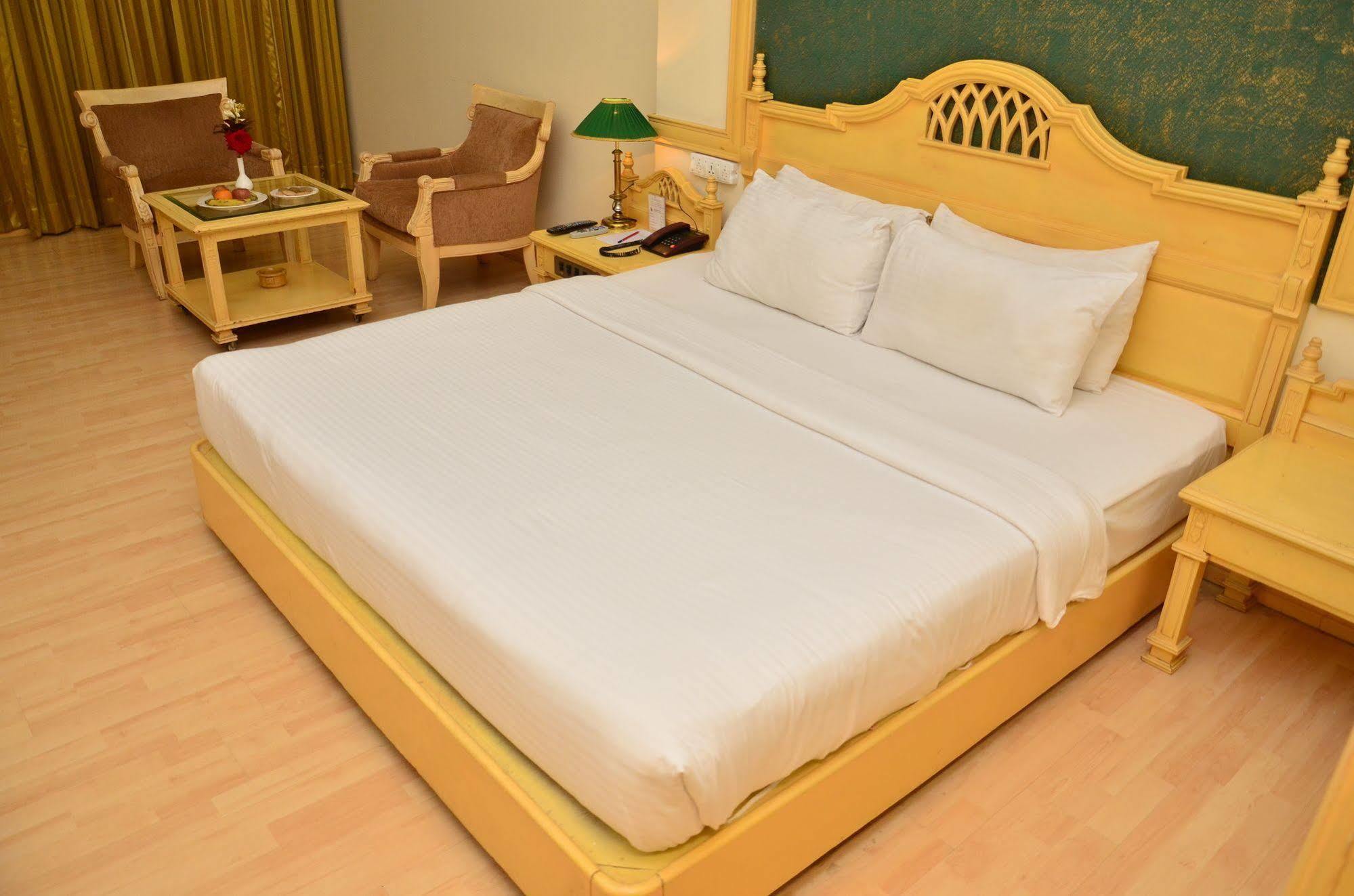 Kc Cross Road Hotel Panchkula Bagian luar foto