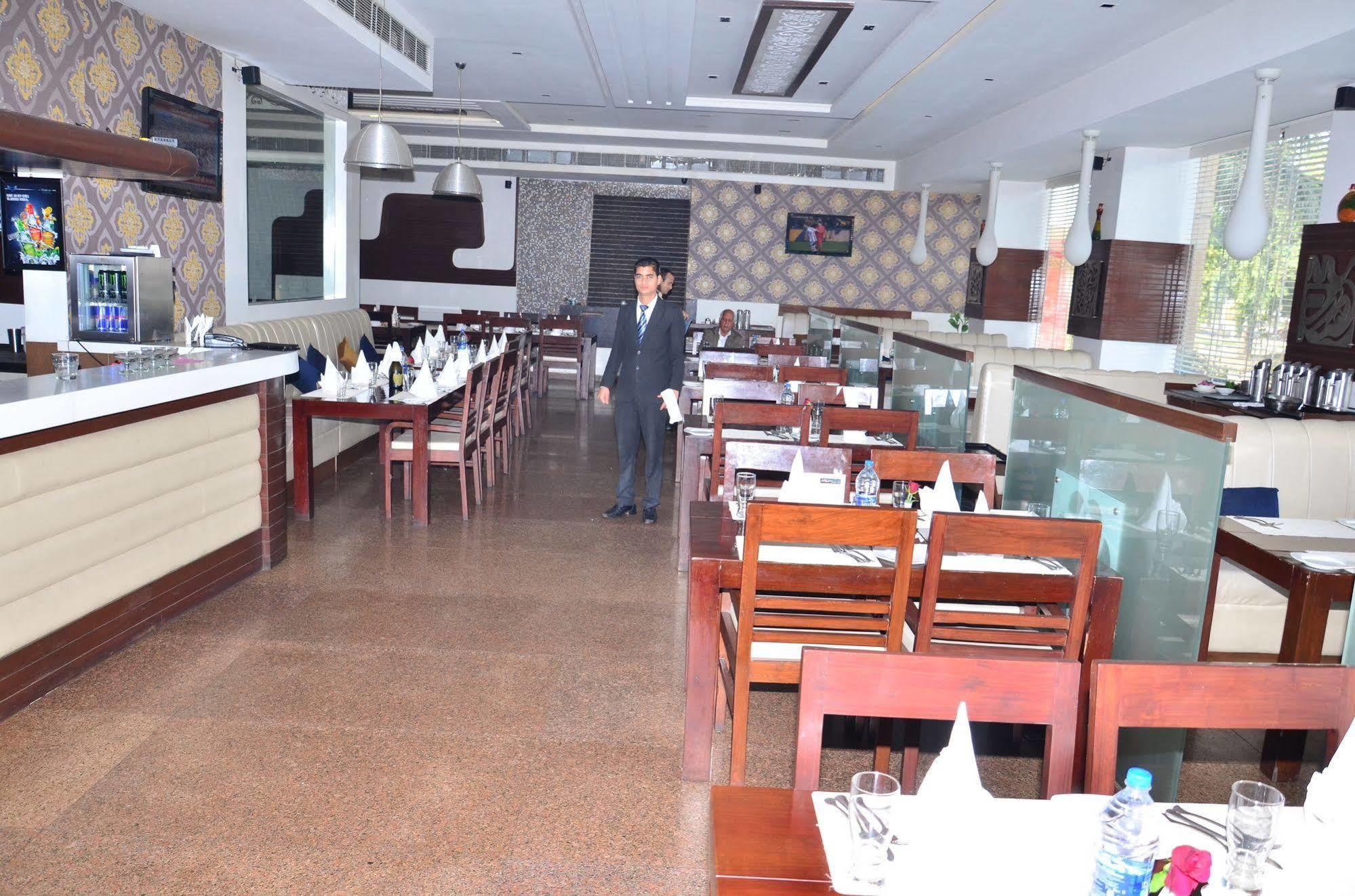 Kc Cross Road Hotel Panchkula Bagian luar foto