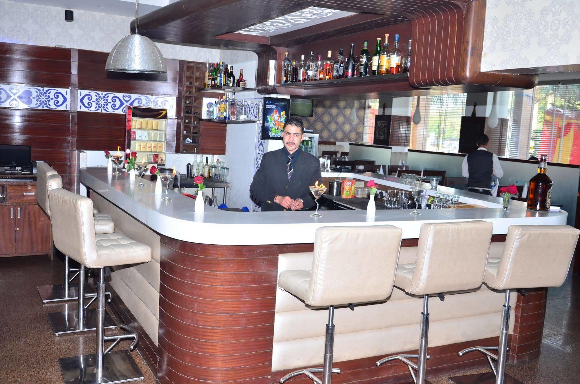 Kc Cross Road Hotel Panchkula Bagian luar foto