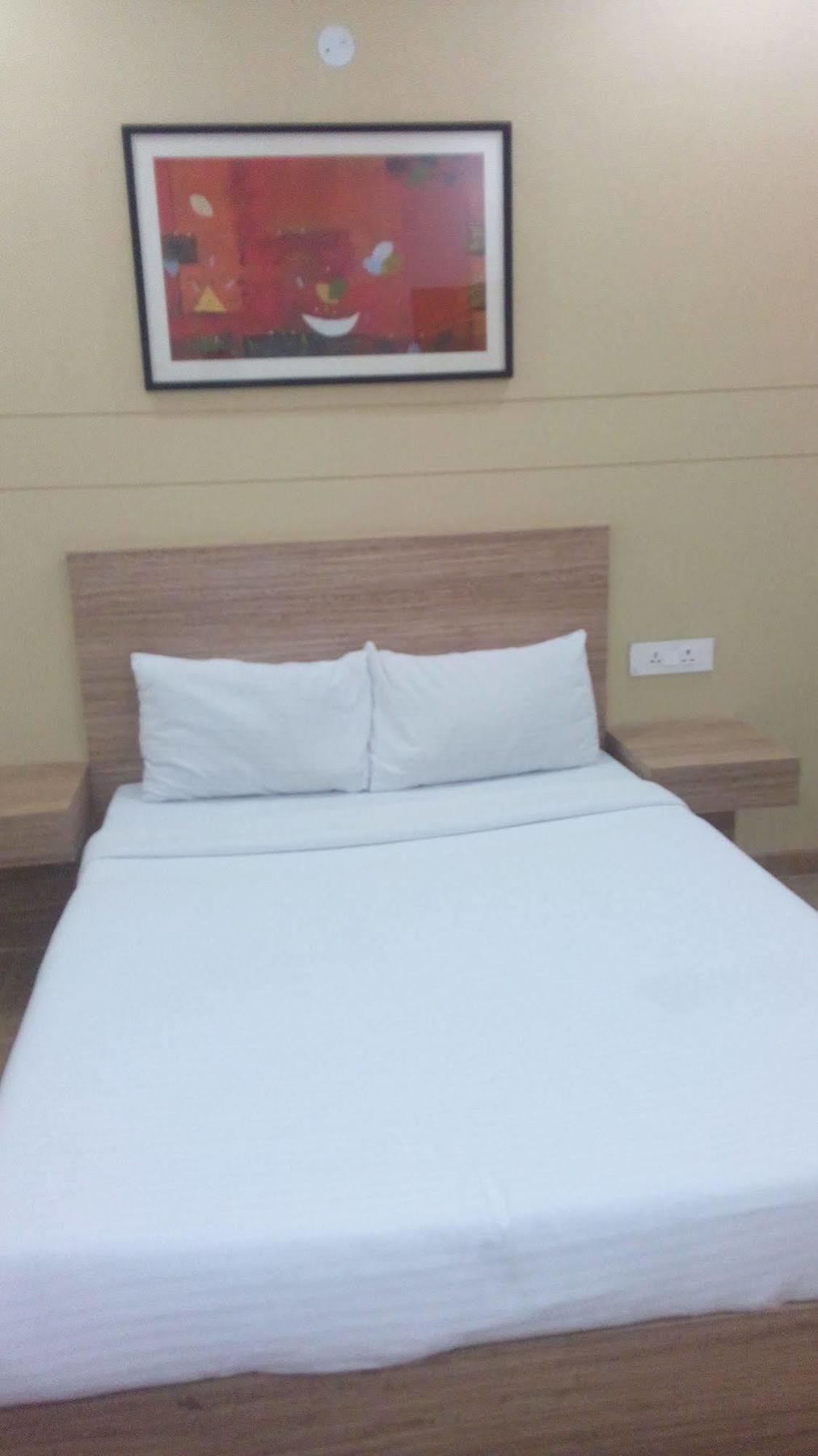 Kc Cross Road Hotel Panchkula Bagian luar foto