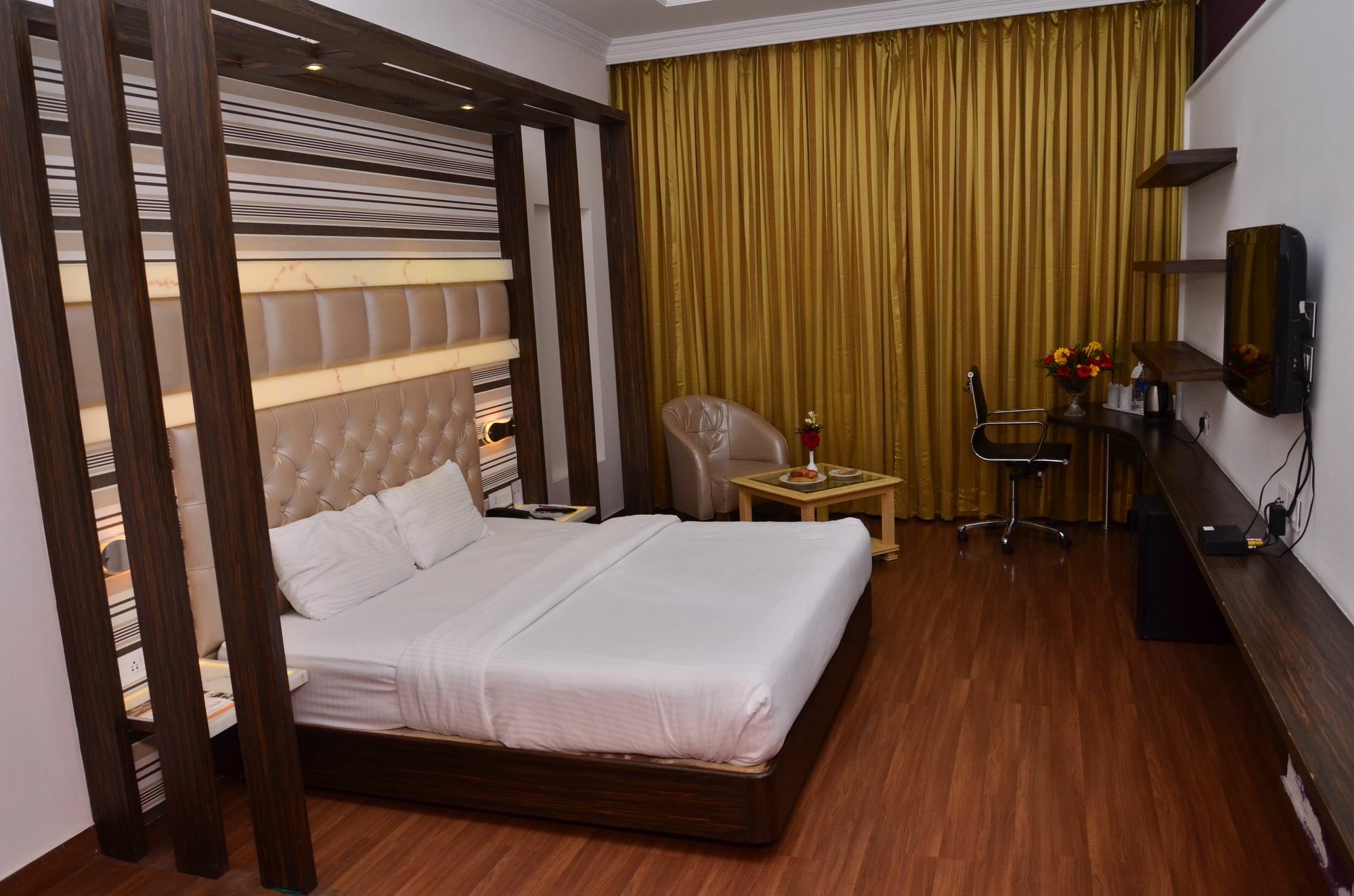 Kc Cross Road Hotel Panchkula Bagian luar foto